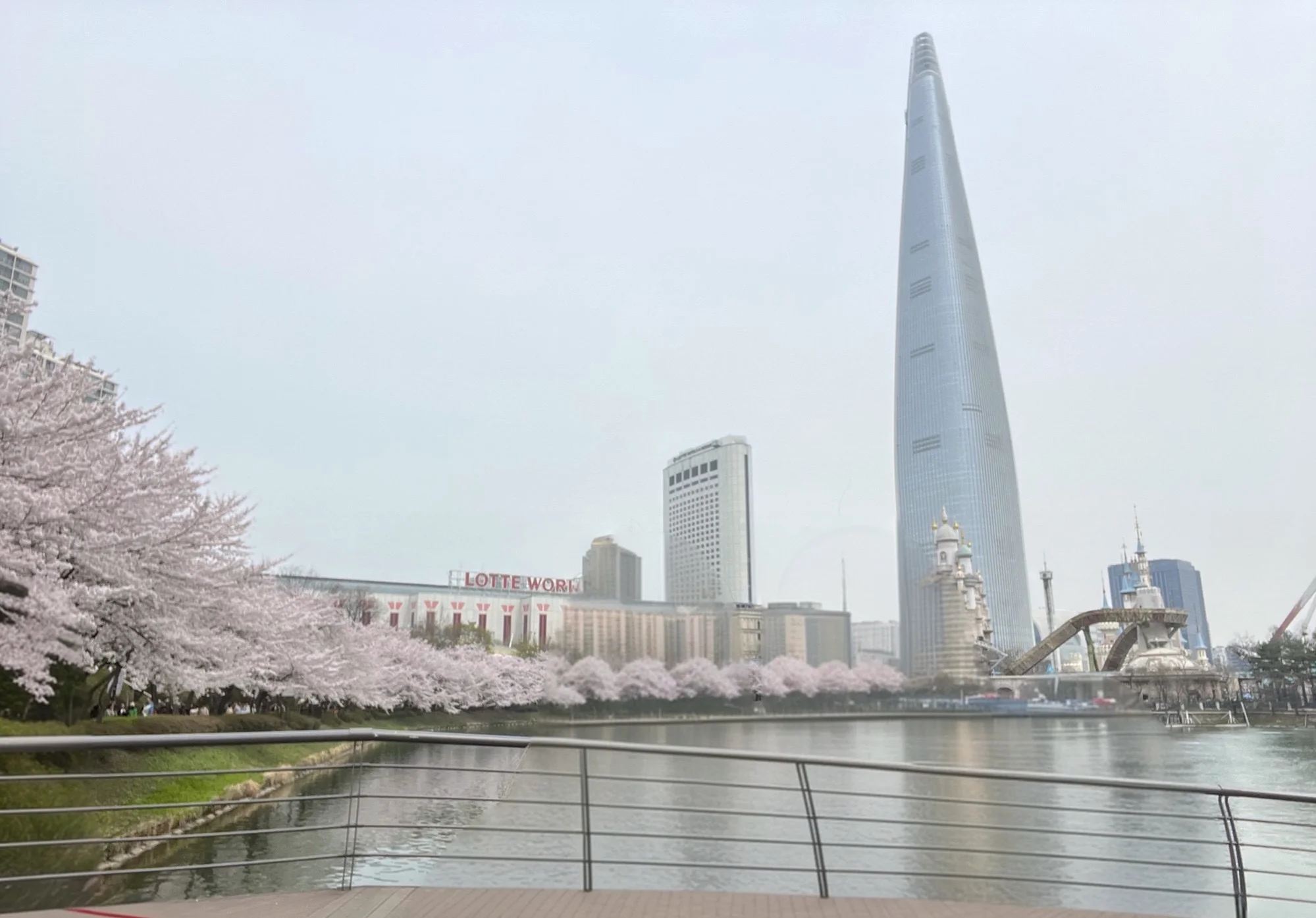 Lotte Tower desde Seokchon Lake Park