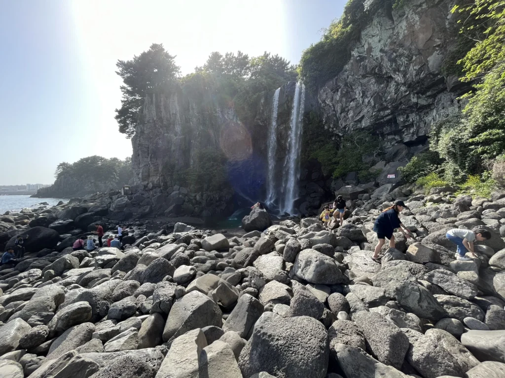 Qué ver y hacer en la mágica Isla de Jeju. Cascada de Jeongbang